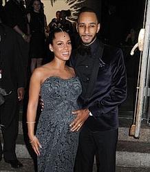 Alicia Keys shares baby joy on Twitter