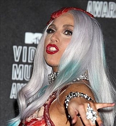 Lady Gaga `to marry in castle`