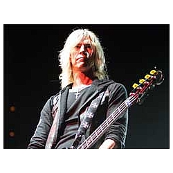 Duff McKagan Joins Guns N&#039; Roses Onstage in London