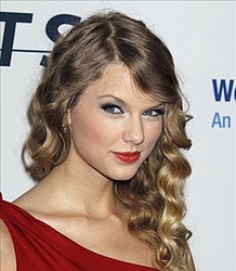 Taylor Swift writes about awkward award show