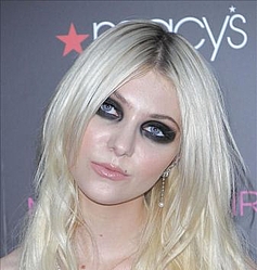 Taylor Momsen blasts mobile phone users at gig