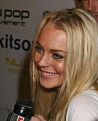 Lindsay Lohan pokes fun at financial woes in online ad