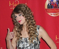 Taylor Swift thanks fans for album sales