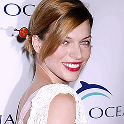 Milla Jovovich calms galloping horse