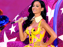 Katy Perry Serenades Models At Victoria&#039;s Secret Fashion Show