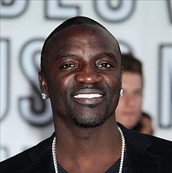 Akon dishes out dating advice to Bieber
