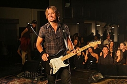 Keith Urban puts on surprise concert in a train station