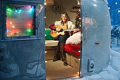 Colbie Caillat Kicks Off &#039;25 Days of Christmas&#039; with New Video