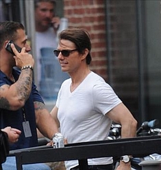 Tom Cruise `using Katie Holme`s make-up`: source