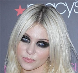 Taylor Momsen: `Get to know yourself girls`