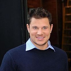 Nick Lachey dons fake abs