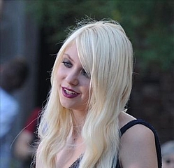 Taylor Momsen considers driving home for Christmas