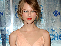 People&#039;s Choice Awards Fashion: Taylor Swift, Kim Kardashian, More