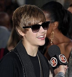 Justin Bieber helps look-a-like escape fan abuse