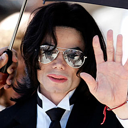 Michael Jackson&#039;s doctor scooped up painkiller bottles