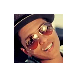 Bruno Mars shoots straight to no.1 with new single &#039;Grenade&#039;