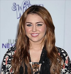 Miley Cyrus `furious` over dad Billy Ray`s Disney comments