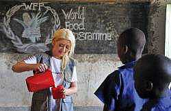 Christina Aguilera &#039;The Voice&#039; for fighting hunger