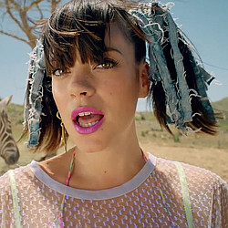 Lily Allen agrees with critic that new material is &#039;rubbish&#039; + &#039;disappointing&#039;