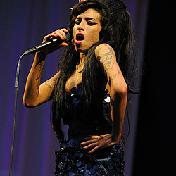Lily Allen dedicates new album to &#039;prisoner&#039; Amy Winehouse
