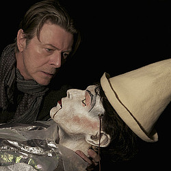 David Bowie makes surprise &#039;speech&#039; at Music Week Awards