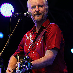 Billy Bragg writes open letter to Justice Minister over guitar ban in prisons