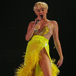 Miley Cyrus and her Bangerz tour arrives in London, calls crowd a &#039;bunch of sluts&#039;