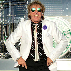 Rod Stewart facing lawsuit for breaking fan&#039;s nose with football
