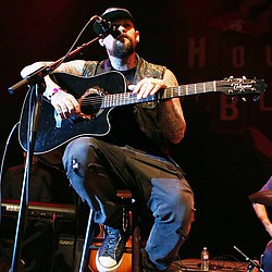 Benji Madden &#039;broke down&#039; under Good Charlotte pressure