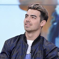 Joe Jonas makes moves on model