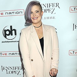 Kelly Osbourne pays for dad Ozzy&#039;s crimes after bat defecates on her head