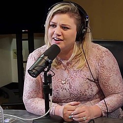 Kelly Clarkson too pregnant for the Grammys