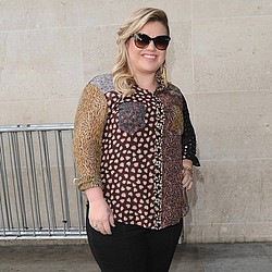 Kelly Clarkson sparks twins rumours
