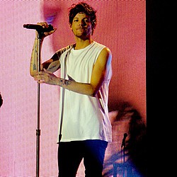 Louis Tomlinson &#039;wants to bring up baby in UK&#039;