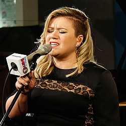 Kelly Clarkson reveals pregnancy shock