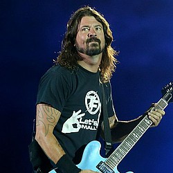 Dave Grohl breaks leg on stage