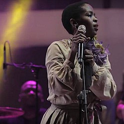Lauryn Hill close to completing new album