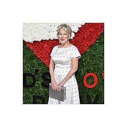 Bette Midler dishes on first kiss