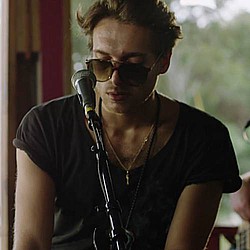 Paolo Nutini releases &#039;Let Me Down Easy&#039; video