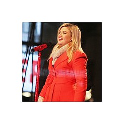 Kelly Clarkson welcomes baby girl