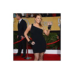 Mariah Carey holds up awards show
