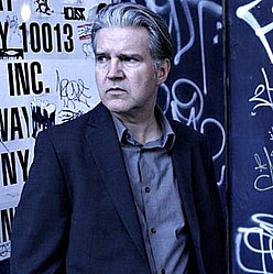 Lloyd Cole goes electric with full band