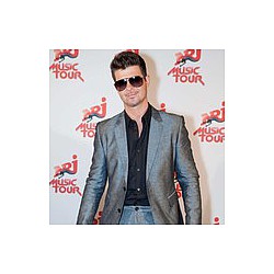 Robin Thicke unimpressed by model breasts