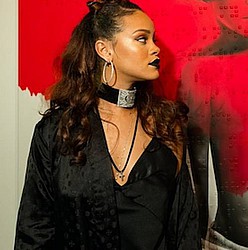 Rihanna copies Chris Brown&#039;s gold grills