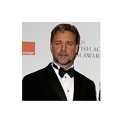 Russell Crowe ‘struggling to sing’