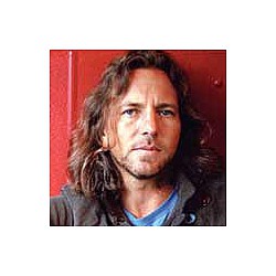 Eddie Vedder pulls tour after injury