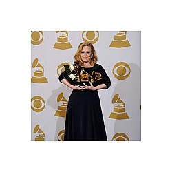 Adele ‘wants huge engagement ring’