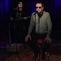 Scott Weiland releases &#039;I&#039;ll Be Home For Christmas&#039; video