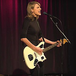 Taylor Swift unfazed singing in front of Paul McCartney and Coldplay