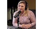Kelly Clarkson airbrushing defended - A MAGAZINE editor has justified her decision to airbrush singer Kelly Clarkson on a cover shot.Lucy &hellip;